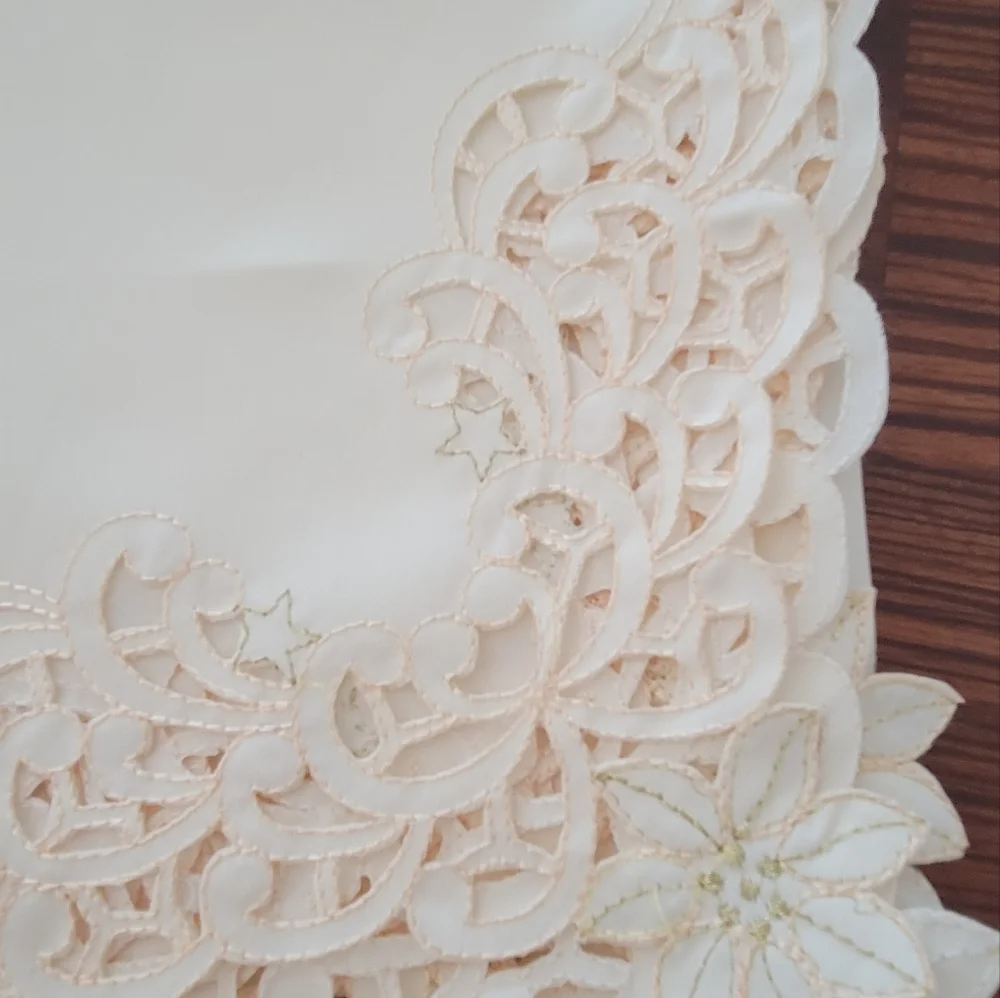 BEAUTIFUL BRAND NEW INBROIDERY TABLECLOTHS 38X56 INCHES